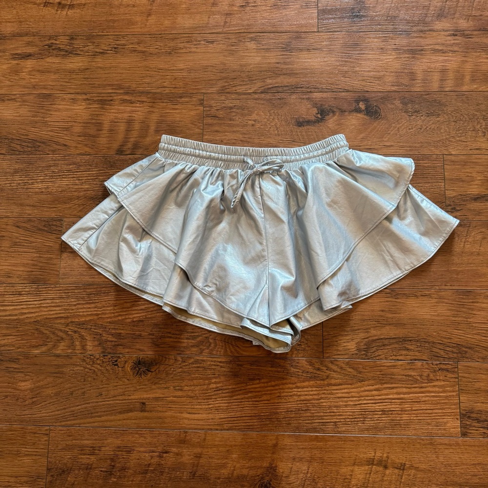 Kendall Lane Sadie Ruffle Silver Shorts Game Day Attire  New With Tags Medium